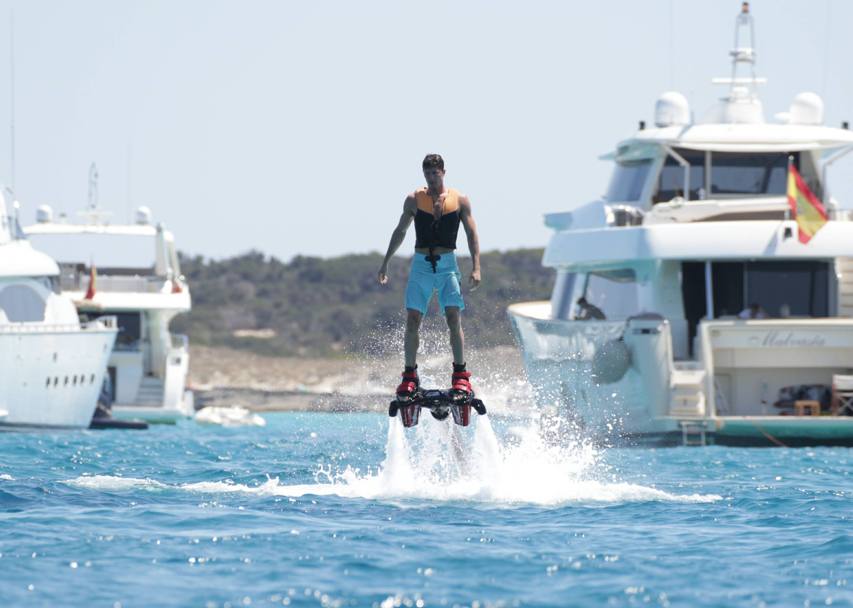 Robert Lewandowski in vacanza a Ibiza con la famiglia, si diverte con il flyboard, sport acquatico molto trendy questa estate (Olycom) (Olycom)